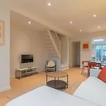 Maison 2 Calme, Proche Tram Guest house 3*